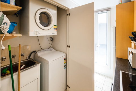 NAOMI, 2BDR South Melbourne Apartment - Accommodation Burleigh 0