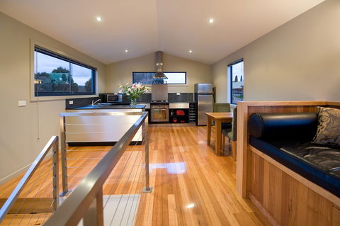 Alofi - Accommodation Burleigh 5