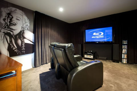 Alofi - Accommodation Burleigh 3