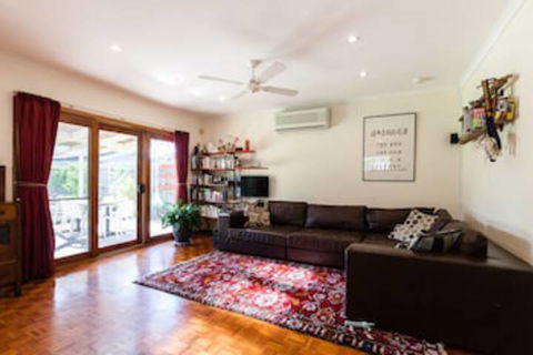 KELLY, 3BDR Northcote House - Accommodation Burleigh 0