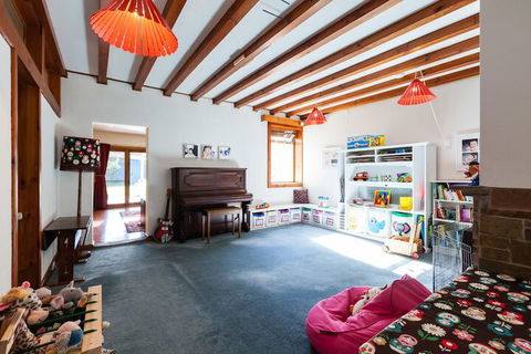 KELLY, 3BDR Northcote House - Accommodation Burleigh 3