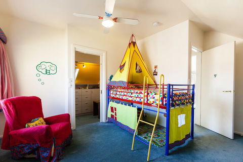 KELLY, 3BDR Northcote House - Accommodation Burleigh 1