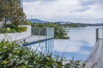 Accommodate Canberra - Lakefront - Accommodation Burleigh 2