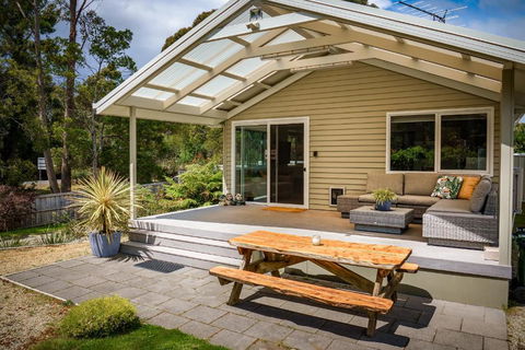 Adventure Bay Holiday Home - Accommodation Burleigh 6