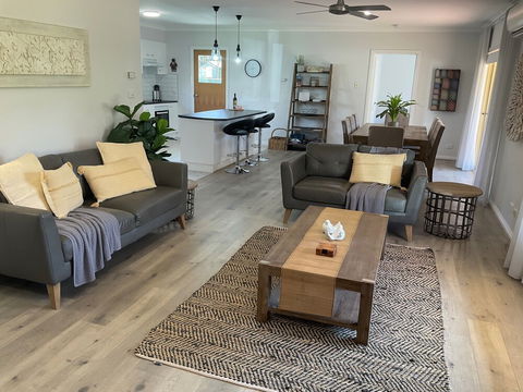 Valley View Townhouse - On The RAIL TRAIL - Accommodation Burleigh 2