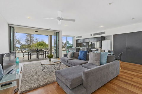 KINGSCLIFF NOR NOR EAST 101 On MARINE PARADE - Accommodation Burleigh 2