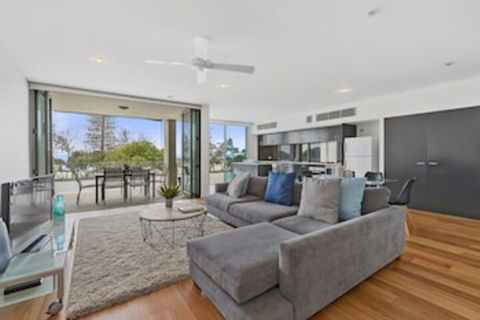 KINGSCLIFF NOR NOR EAST 101 On MARINE PARADE - Accommodation Burleigh 0
