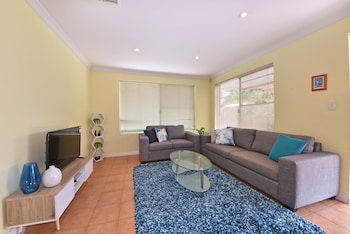Redcliff Home Close To City & Airport - Accommodation Burleigh 2