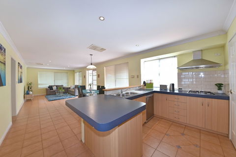 Redcliff Home Close To City & Airport - Accommodation Burleigh 4