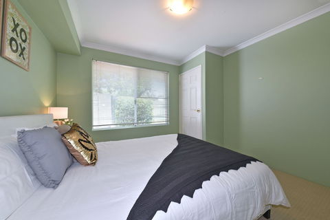 Redcliff Home Close To City & Airport - Accommodation Burleigh 1