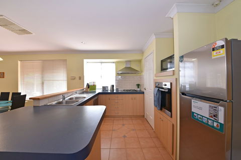Redcliff Home Close To City & Airport - Accommodation Burleigh 5