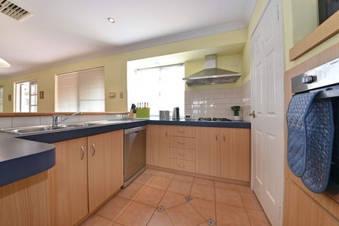 Redcliff Home Close To City & Airport - Accommodation Burleigh 6