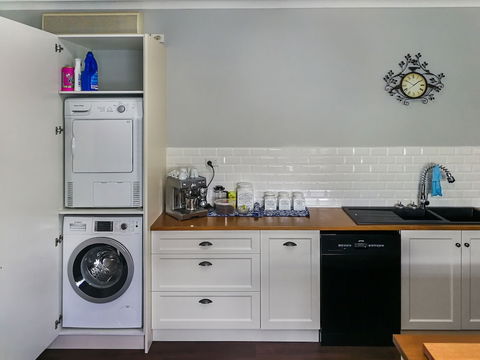 Airport B&B - Accommodation Burleigh 1