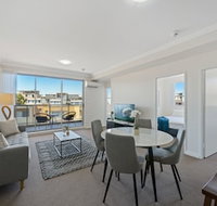 Modern and Spacious Resort-Style Home - Accommodation Burleigh
