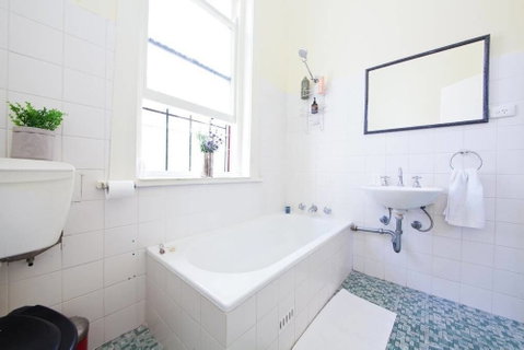 WB319 Chatswood Charmer Roomy 3 Bed Apartment - Accommodation Burleigh 5