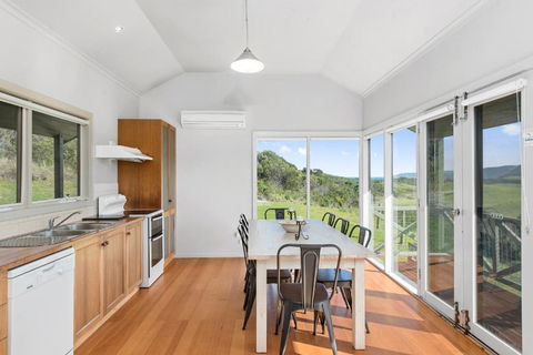 Joanna Cottage - Accommodation Burleigh 2