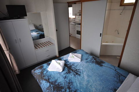 Dylene Caravan Park - 2 Br Family Cabin With Air - Accommodation Burleigh 6