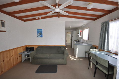 Dylene Caravan Park - 2 Br Family Cabin With Air - Accommodation Burleigh 4