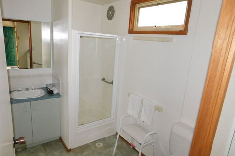 Dylene Caravan Park - 2 Br Family Cabin With Air - Accommodation Burleigh 5