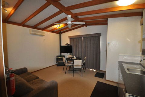 Dylene Caravan Park - 2 Br Family Cabin With Air - Accommodation Burleigh 7