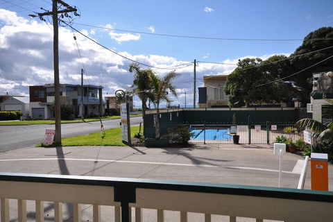 Dylene Caravan Park - 2 Br Family Cabin With Air - Accommodation Burleigh 3