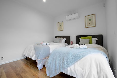 AUJOY 3 Bed Townhouse Burwood 1 - Accommodation Burleigh 6