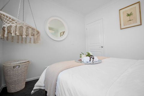 AUJOY 4 Bed Townhouse Burwood 2 - Accommodation Burleigh 5