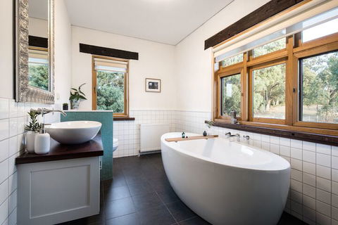 Three Paddocks - Accommodation Burleigh 4