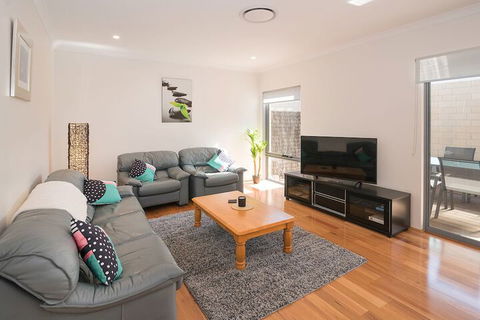 Gale House - Accommodation Burleigh 6