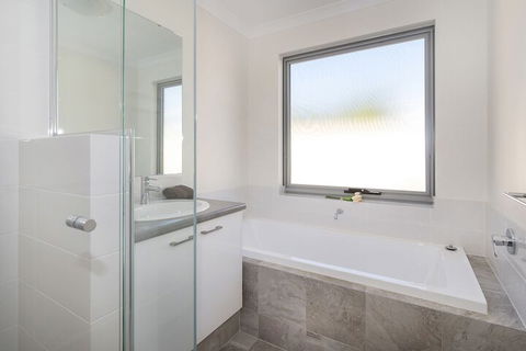 Gale House - Accommodation Burleigh 7