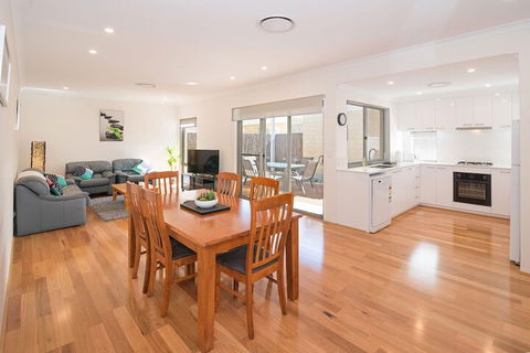 Gale House - Accommodation Burleigh 5