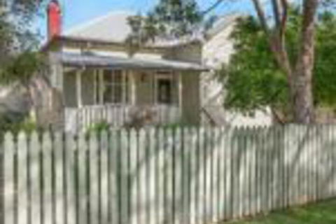 Ambiente Cottage Pet & Family Friendly - Accommodation Burleigh 0