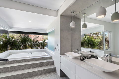 La Luna Shoal Bay - Accommodation Burleigh 4