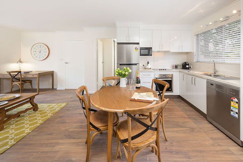 The Executive - Central & Sophisticated - Accommodation Burleigh 2