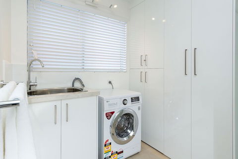The Executive - Central & Sophisticated - Accommodation Burleigh 6
