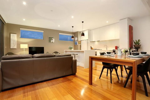 Essendon Sub Penthouse On Napier - Accommodation Burleigh 3
