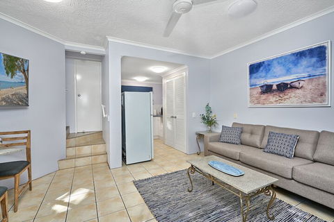Tropical Oasis Near Beach - Accommodation Burleigh 4