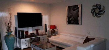 La Casa De Playa - Accommodation Burleigh 4