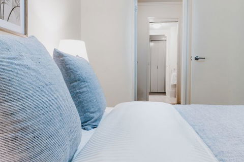 Absolute Riverfront One Bedroom Apartment - Accommodation Burleigh 4