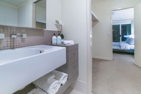 Absolute Riverfront One Bedroom Apartment - Accommodation Burleigh 5