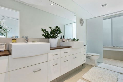 COASTAL CHIC At CASUARINA - Accommodation Burleigh 6