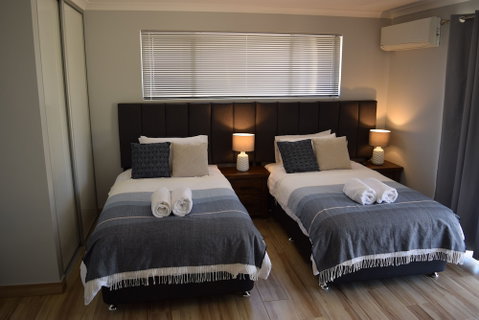 Eagle Bay House - Accommodation Burleigh 5