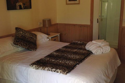 Yarraglen BnB - Accommodation Burleigh 5