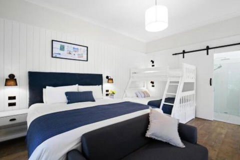 Surfaris Retreat - Accommodation Burleigh 1