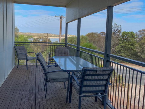 Longbeach House - Accommodation Burleigh 2