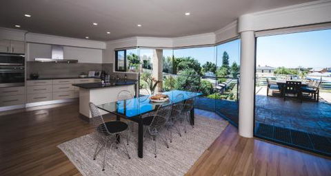 Russell House - Accommodation Burleigh 2