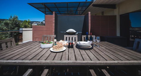 Russell House - Accommodation Burleigh 5