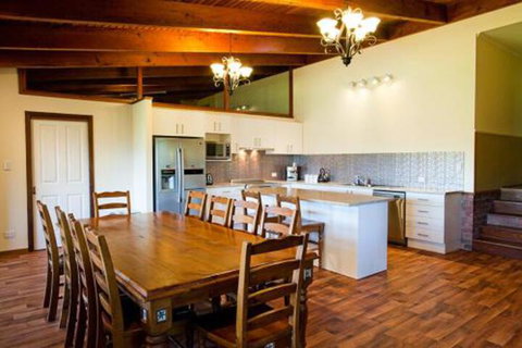 Minimbah Farm Cottages Family Farmstay Choose From 2 & 3 Bedroom Cottages & 6 Bedroom House - Accommodation Burleigh 5