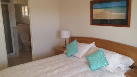 Alexander Drive B & B - Accommodation Burleigh 3