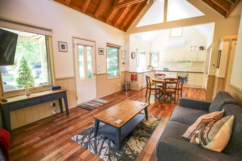 Alpine Arnica Cottage 1 - Accommodation Burleigh 1